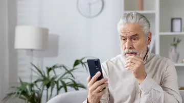 Hombre mayor realizando una videollamada Hombre mayor realizando una videollamada