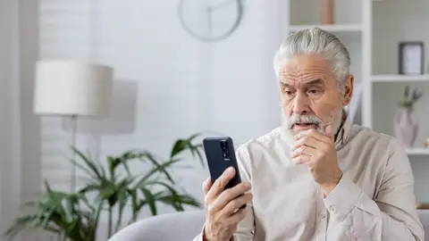 Hombre mayor realizando una videollamada Hombre mayor realizando una videollamada