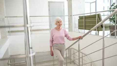 Mujer mayor subiendo escaleras Mujer mayor subiendo escaleras