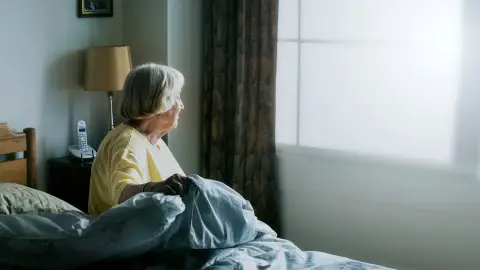 Mujer mayor en la cama Mujer mayor en la cama