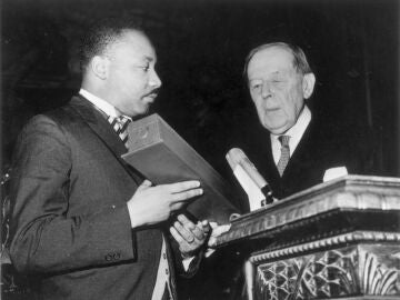 Martin Luther King recibe el Nobel de la Paz