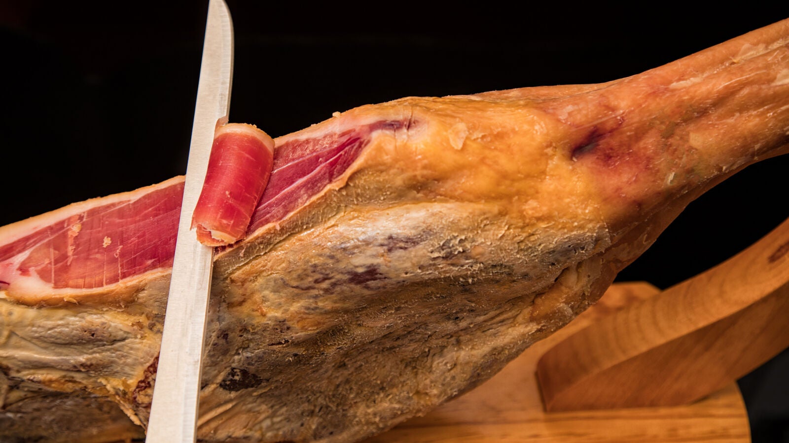 ¿Quieres elegir un buen jamón para Navidad? Este es el significado de los precintos y las vitolas