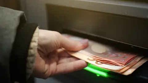 Mano sacando dinero del cajero Mano sacando dinero del cajero