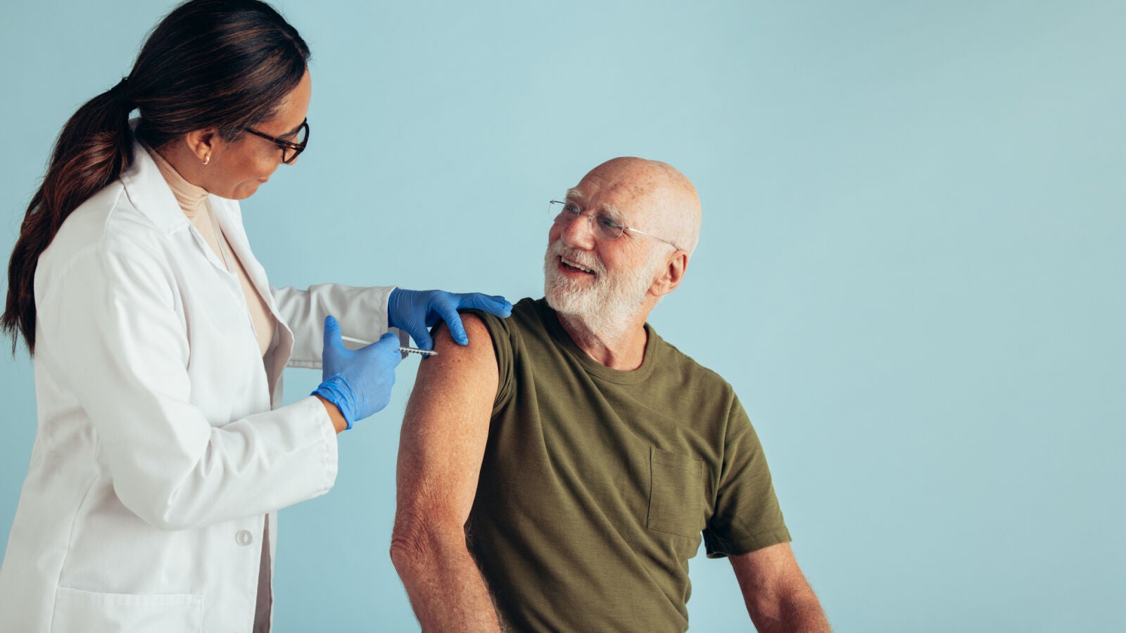 Las enfermeras piden una estrategia poblacional para vacunar a las personas mayores frente al VRS