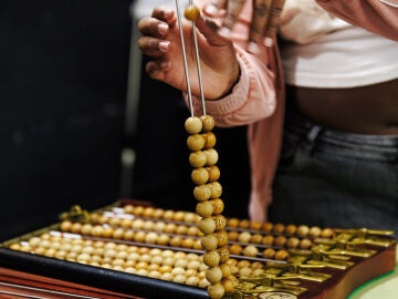 Una ni&ntilde;a ensaya el Sorteo Extraordinario de la Loter&iacute;a de Navidad, en el colegio de San Ildefonso, a 11 de diciembre de 2024, en Madrid (Espa&ntilde;a). Los ni&ntilde;os de San Ildefonso son muy populares en Espa&ntilde;a dado que llevan m&aacute;s de dos siglos cantando los n&uacute;meros de la Loter&iacute;a Nacional, ya que el primer sorteo en el que tomaron parte como extractores fue el del 9 de marzo de 1871. Desde entonces, para actuar en los sorteos de la Loter&iacute;a, se selecciona a aquellos alumnos que tienen buen timbre de voz ...