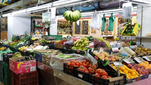 Puesto de verduras y frutas en un mercado de Madrid Puesto de verduras y frutas en un mercado de Madrid
