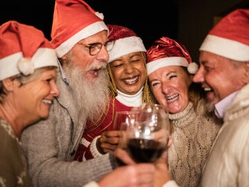 Personas mayores disfrutando de la Navidad