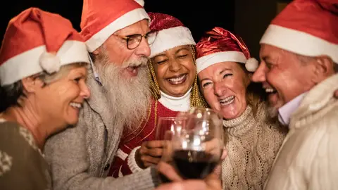 Personas mayores disfrutando de la Navidad Personas mayores disfrutando de la Navidad