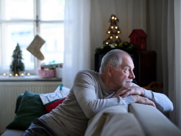 Hombre mayor que siente soledad en Navidad