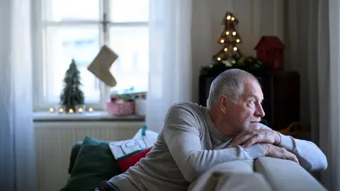 Hombre mayor que siente soledad en Navidad Hombre mayor que siente soledad en Navidad