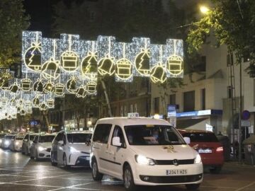 Los taxistas de C&oacute;rdoba un a&ntilde;o m&aacute;s regalan el paseo de la ilusi&oacute;n a personas mayores