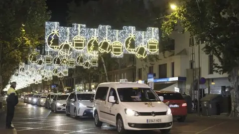 Los taxistas de Córdoba un año más regalan el paseo de la ilusión a personas mayores Los taxistas de Córdoba un año más regalan el paseo de la ilusión a personas mayores
