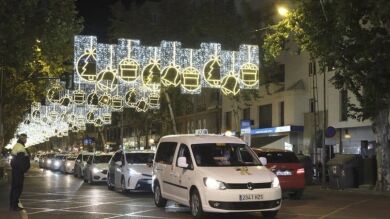 Los taxistas de Córdoba un año más regalan el Paseo de la ilusión a personas mayores de la ciudad
