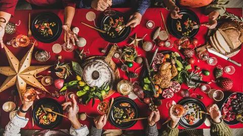 Mesa de Navidad llena de comida Mesa de Navidad llena de comida