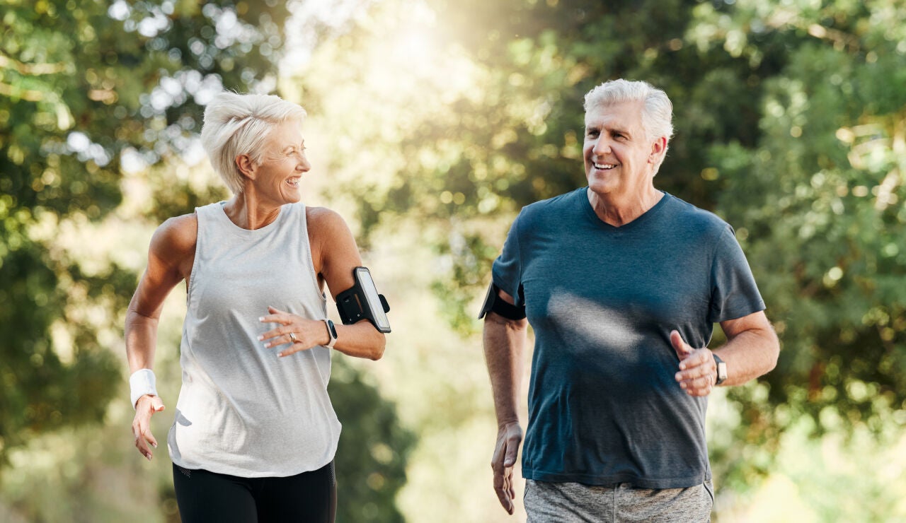 Pareja haciendo ejercicio por el campo