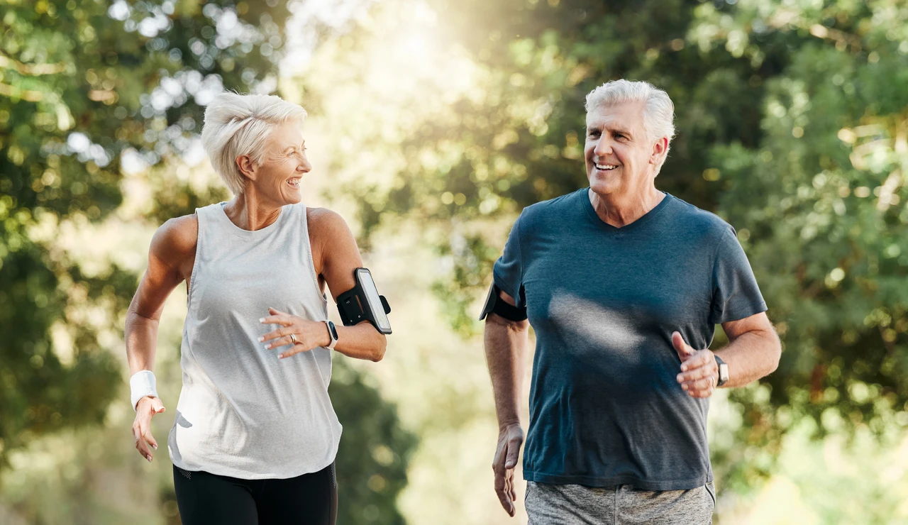 Pareja haciendo ejercicio por el campo