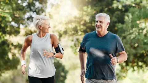 Pareja haciendo ejercicio por el campo Pareja haciendo ejercicio por el campo