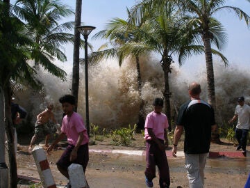 Imagen del tsunami impactando en Ao Nang, en Tailandia.