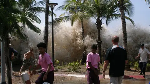 Imagen del tsunami impactando en Ao Nang, en Tailandia. Imagen del tsunami impactando en Ao Nang, en Tailandia.