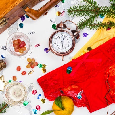 Tradiciones de Nochevieja: Uvas, oro y cava, lencer&iacute;a de color rojo