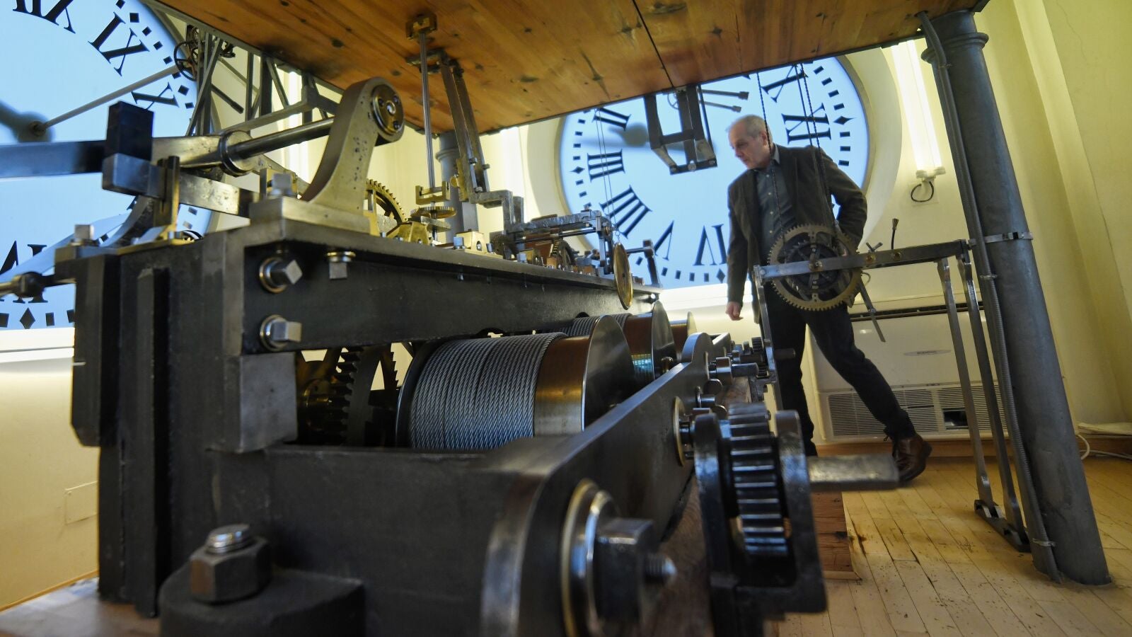 Relojeros de la Puerta del Sol ultiman los preparativos para las campanadas con la máquina 
