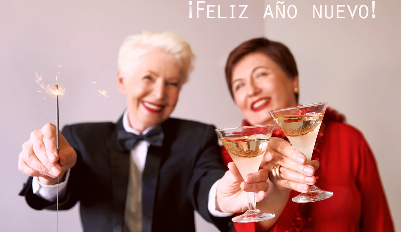 Mujeres mayores celebrando fin de año