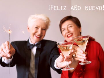 Mujeres mayores celebrando fin de a&ntilde;o