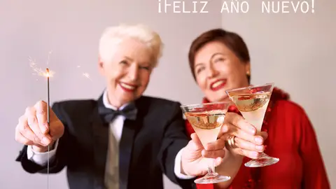 Mujeres mayores celebrando fin de año Mujeres mayores celebrando fin de año