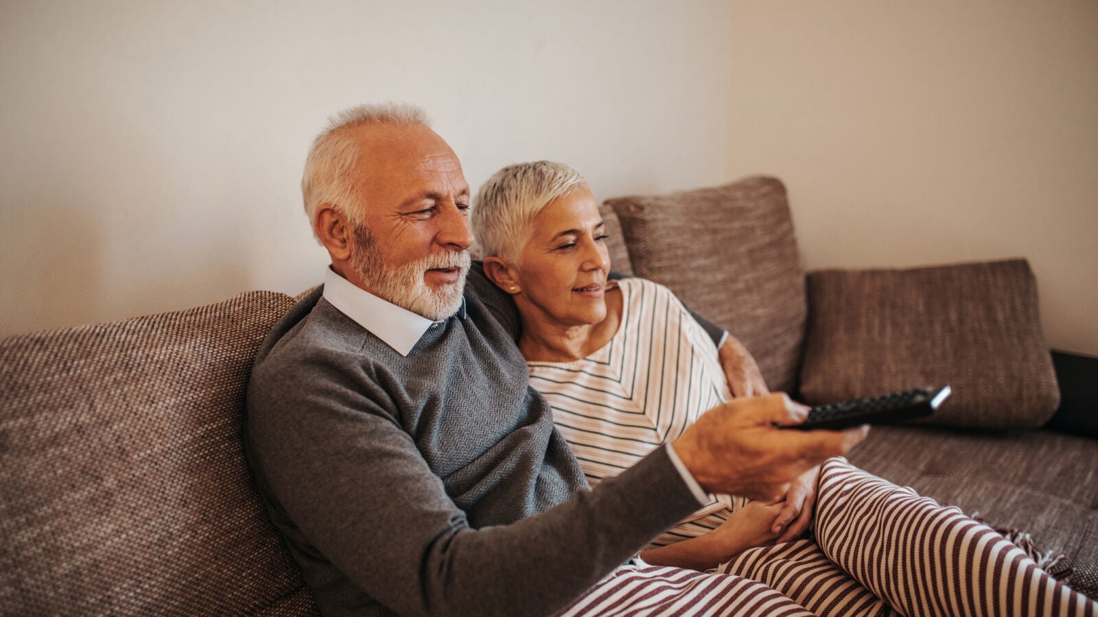 Aún con el auge de las plataformas, la televisión en abierto sigue siendo la preferida por las personas mayores