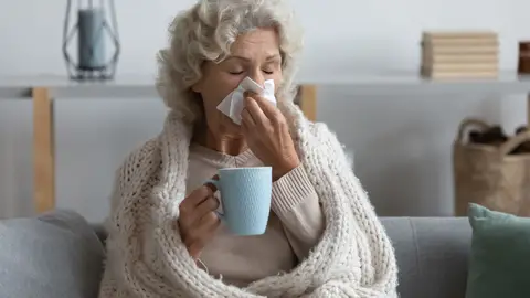 Mujer mayor enferma con un virus respiratorio Mujer mayor enferma con un virus respiratorio