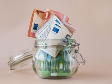 Bote con dinero ahorrado