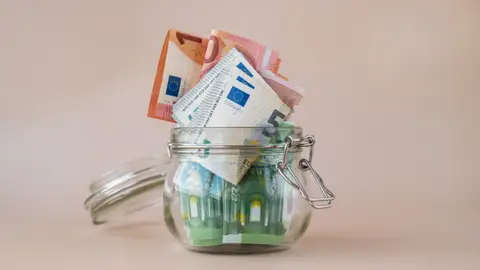 Bote con dinero ahorrado Bote con dinero ahorrado