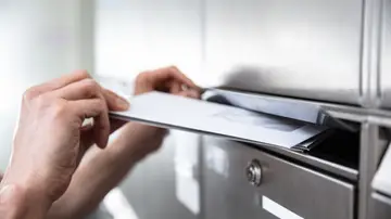 Carta en un buzón Carta en un buzón