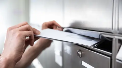 Carta en un buzón Carta en un buzón