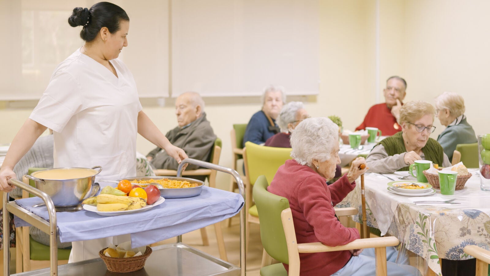 Crece la escasez de plazas en las residencias para personas mayores en España 