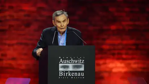 El sobreviviente del Holocausto Marian Turski pronuncia un discurso en una ceremonia que conmemora el 80.º aniversario de la liberación de Auschwitz El sobreviviente del Holocausto Marian Turski pronuncia un discurso en una ceremonia que conmemora el 80.º aniversario de la liberación de Auschwitz