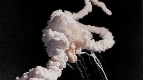 El Challenger se desintegra por los aires. El Challenger se desintegra por los aires.