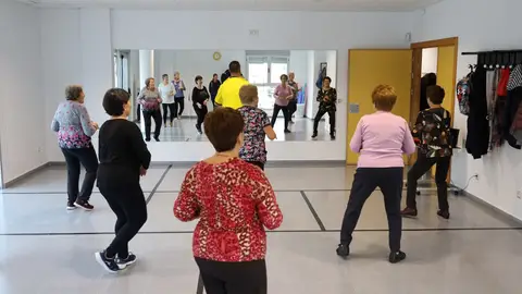 Personas mayores practicando deporte Personas mayores practicando deporte