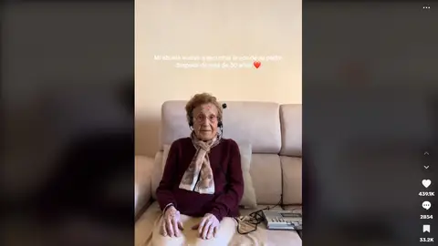 Unos nietos sorprenden a su abuela al encontrar unas cintas con la voz de su bisabuelo Unos nietos sorprenden a su abuela al encontrar unas cintas con la voz de su bisabuelo