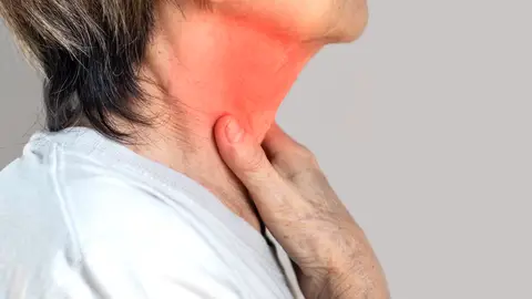 Mujer mayor con problemas en la garganta Mujer mayor con problemas en la garganta