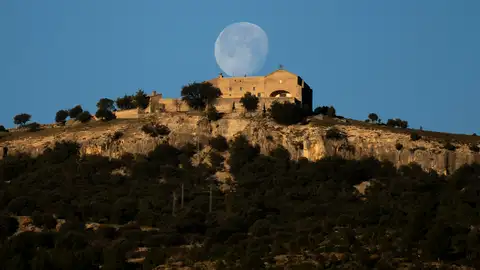 Vista general de la ermita de Sant Cristófol Vista general de la ermita de Sant Cristófol