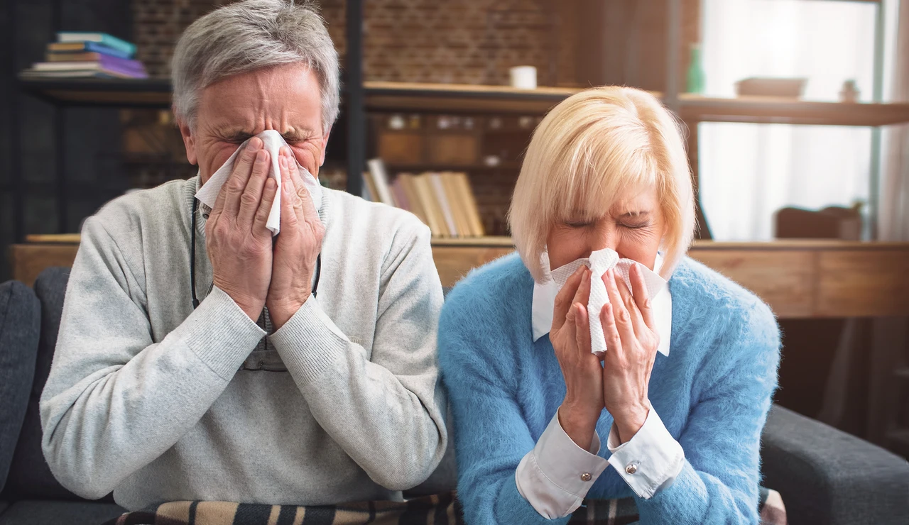 Pareja mayor sufriendo gripe a la vez