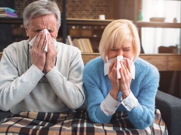 Pareja mayor sufriendo gripe a la vez
