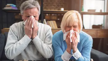 Pareja mayor sufriendo gripe a la vez Pareja mayor sufriendo gripe a la vez