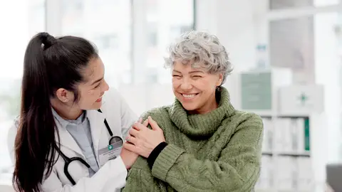 Mujer mayor con su doctora Mujer mayor con su doctora