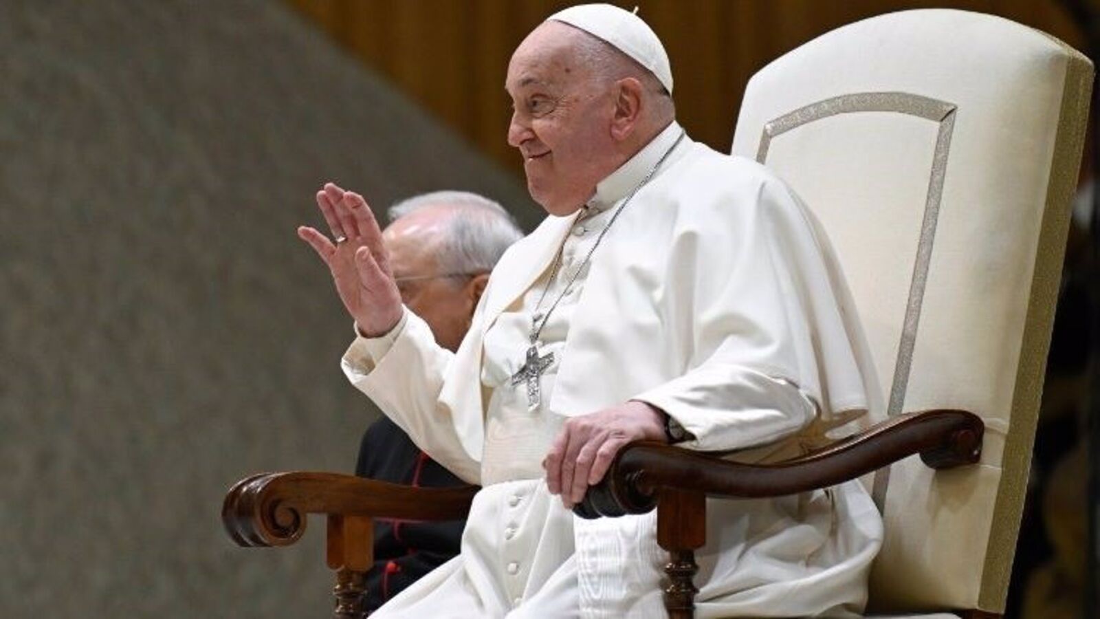 El Papa anula su agenda hasta el lunes tras ser hospitalizado por una bronquitis