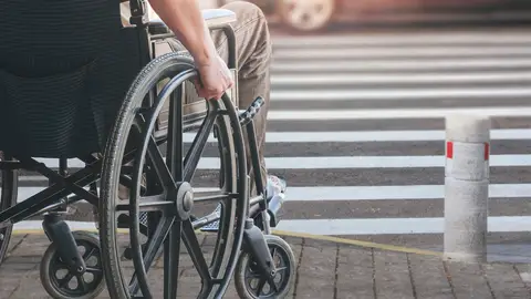 Hombre en silla de ruedas Hombre en silla de ruedas