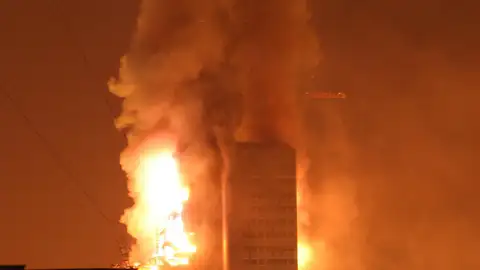 Las llamas incendio de la torre Windsor Las llamas incendio de la torre Windsor