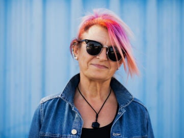 Mujer mayor con el pelo de colores