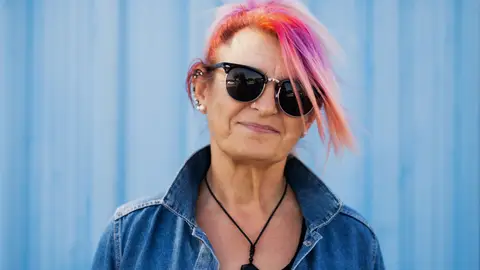 Mujer mayor con el pelo de colores Mujer mayor con el pelo de colores